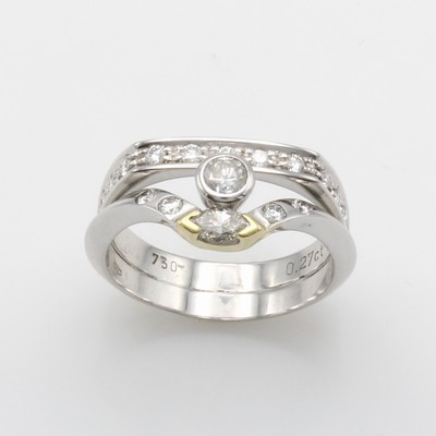 27121318a - Ring mit Brillanten und Diamant, WG 750/000, Solitär u. Besatzbrill. zus. ca. 0.32 ct ...