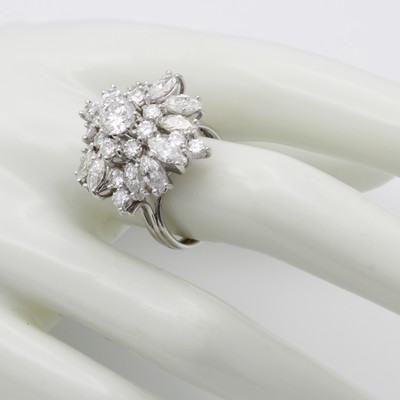 27121322a - Ring mit Diamanten und Brillanten, Platin 950/000, 12 Diam. im Navetteschl. zus. ca. 2 ...