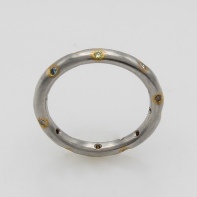 27121323a - Ring mit Diamanten, Platin 950/000 u. GG 750/000, Schiene rundum bes. m. 14 Diam. zus. ...