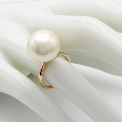 27121324a - Ring mit Südseezuchtperle, GG 750/000, l. barocke Perlen v. l. champagnerf. Lüster, D. ...