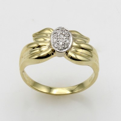 27121326a - Ring mit Brillanten, GG 585/000, Brill. in WG Oval gef. zus. ca. 0.13 ct feines ...