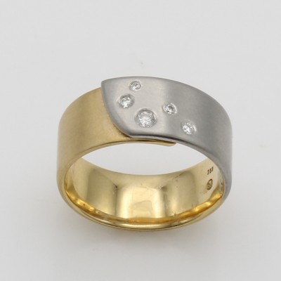 27121328a - Ring mit Brillanten, Platin 950/000 u. GG 750/000, 5 Brill. verstreut in Überwurf gef. ...