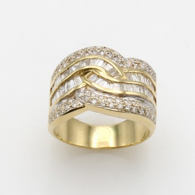 27121331a - Ring mit Diamanten und Brillanten, GG 750/ 000, Diam. im Trapezschliff u. Brill. zus. ...