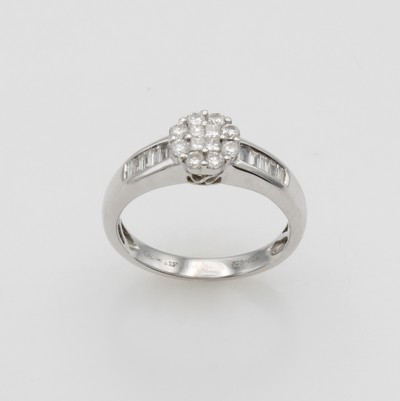 27121332a - Ring mit Diamanten und Brillanten, WG 750/ 000, Diamantbaguettes in Ringschultern, Diam. ...