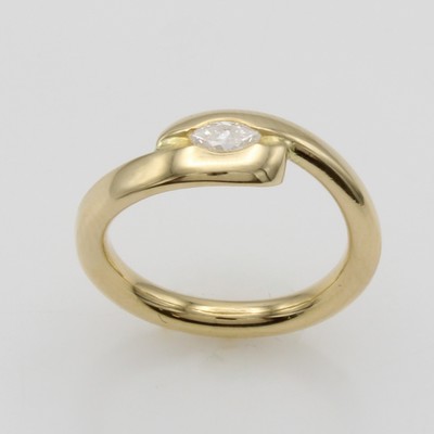 27121338a - Ring mit Diamant, GG 750/000, versetzt gearb., Diamantnavette ca. 0.15 ct feines ...