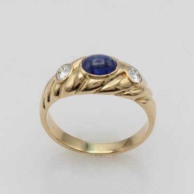 27121339a - Ring mit Saphir und Brillanten, GG 750/000, z.T. gerieft, ovaler Saphircabochon, 2 ...