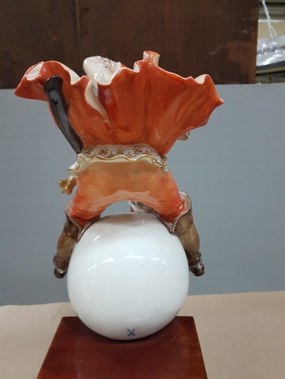 27121367j - Porzellanfigur Münchhausen, Meissen, Mitte 20. Jh., Entwurf Alexander Struck 1938, der ...