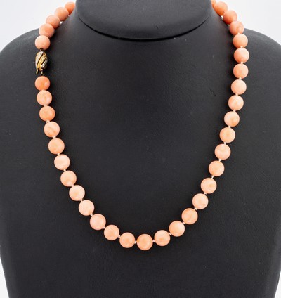 Image Coral-necklace with 14 kt gold diamond-clasp , YG/WG 585/000, coral spheres, diam. ...