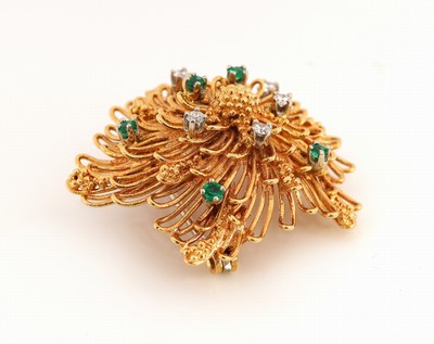 27121385c - 18 kt Gold LAUDIER Smaragd-Brillant-Brosche, GG 750/000, qualitätvolle Verarbeitung, 5 ...
