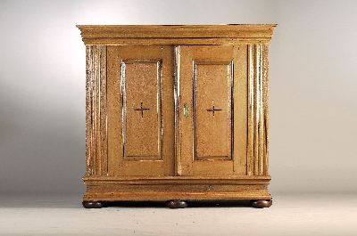 Image Barockschrank, um 1800, Eiche massiv, zweitürig mi Kissenfüllungen, in der Front mit ...