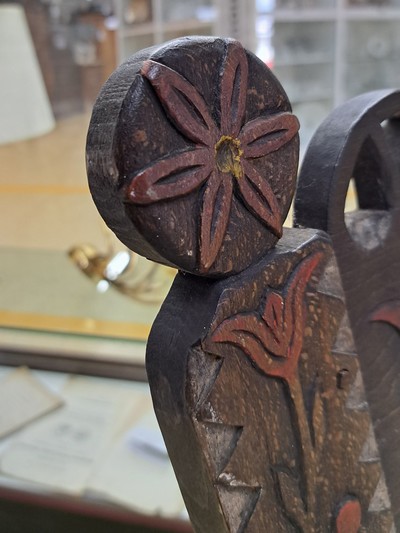 27121390j - Schwälmer Brautstuhl,Schwalm, Oberhessen 20.Jh., dunkles Holz mit durchbrochener ...