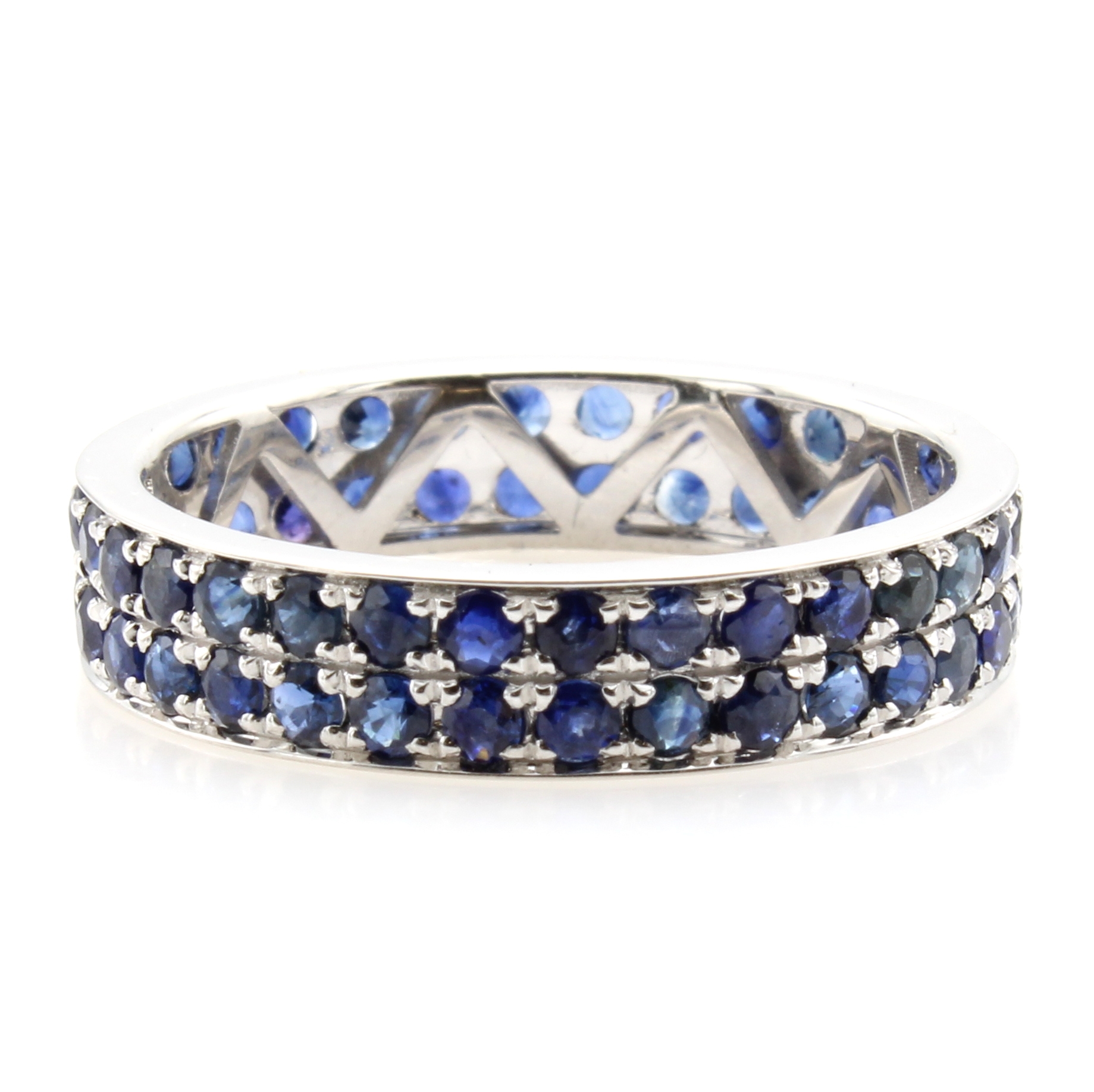 Image 27121400 - Ring mit Saphiren, WG 585/000, 64 Saphire zus. ca. 2.29 ct, RW ca. Schätzpreis: 1670, - ...