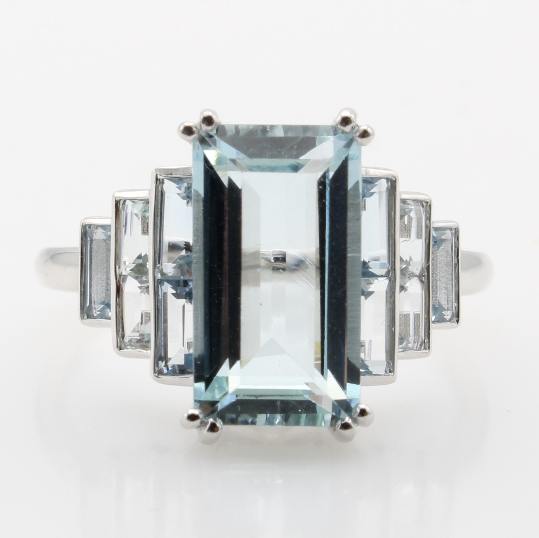 Image 27121418 - Ring mit Aquamarinen, WG 585/000, 11 Aqua- marine zus. ca. 3.81 ct, RW ca. 55 ...