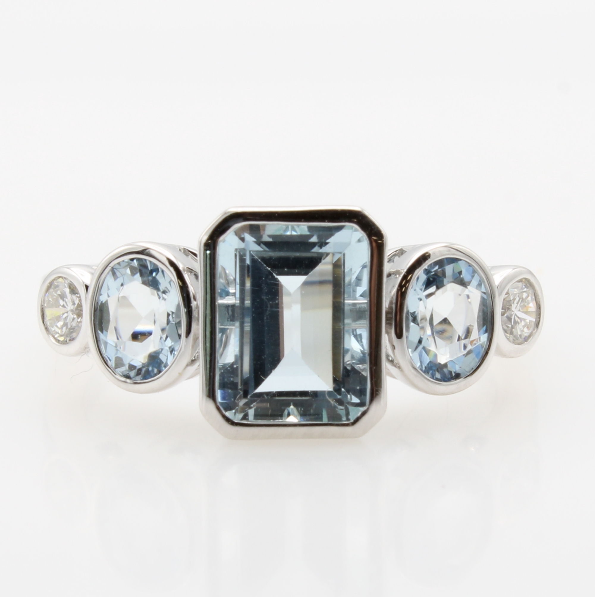 Image 27121427 - Ring mit Aquamarinen und Brillanten, WG 585/000, 3 Aquamarine zus. ca. 2.10 ct, 2 Brill. ...