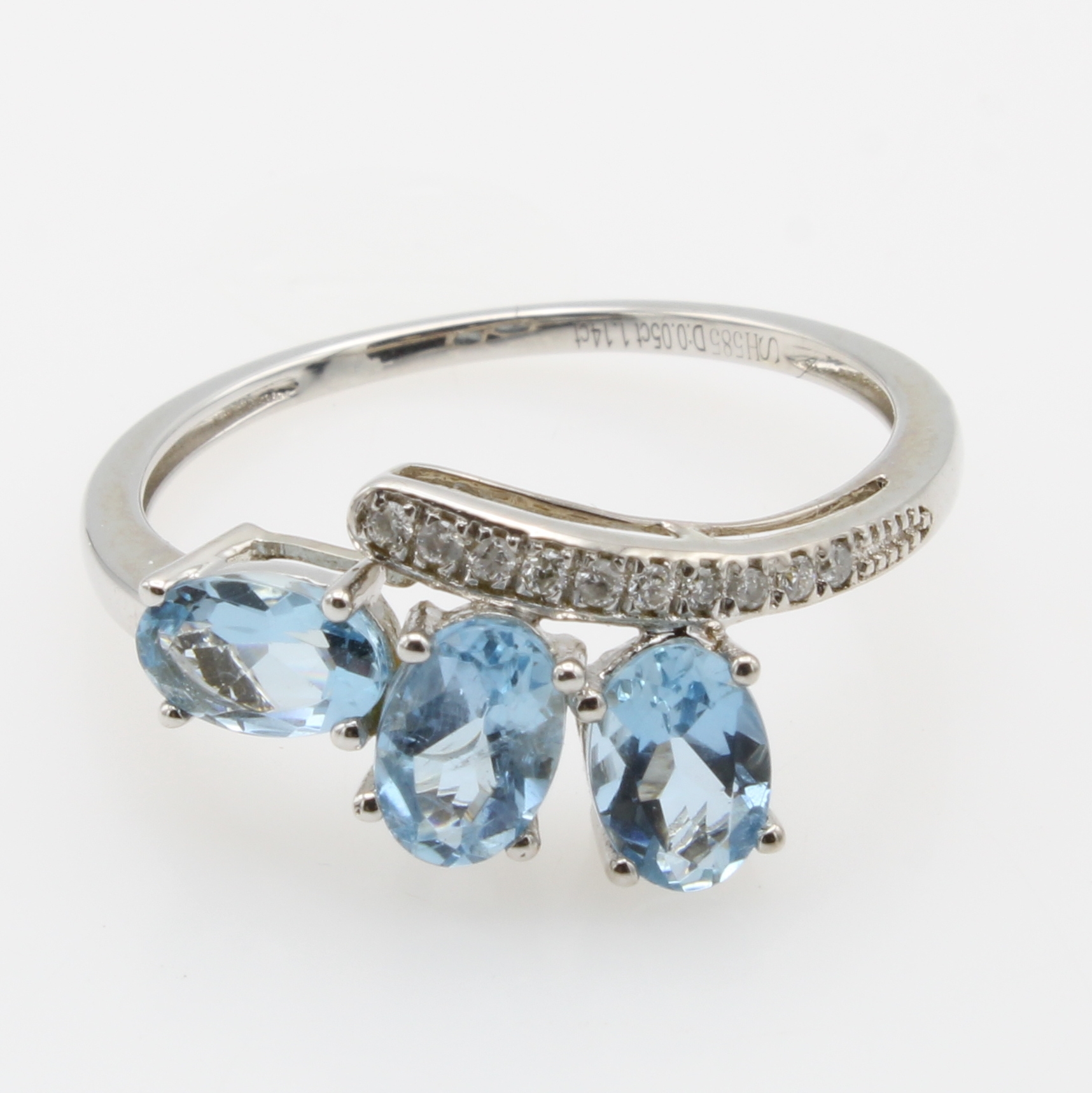 Image 27121433 - Ring mit Aquamarinen und Brillanten, WG 585/000, 3 Aquamarine zus. ca. 1.14 ct, 10 ...