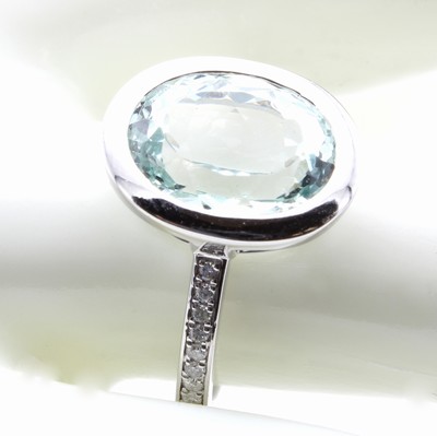 27121416a - Ring mit Aquamarin und Brillanten, WG 585/ 000, ovaler, fac. Aquamarin ca. 4.41 ct, 16 ...