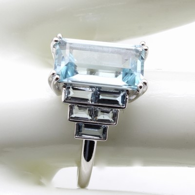 27121418a - Ring mit Aquamarinen, WG 585/000, 11 Aqua- marine zus. ca. 3.81 ct, RW ca. 55 ...