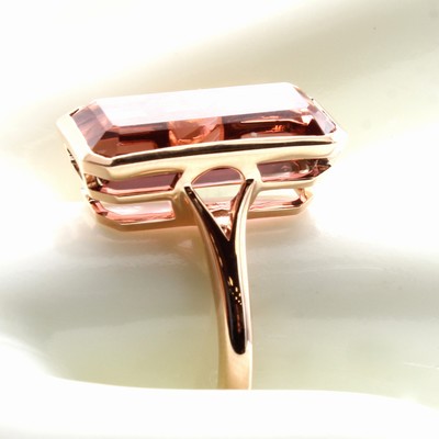 27121426a - Ring mit Turmalin, RoséG 585/000, Turmalin v. rosé-brauner Farbe ca. 8.13 ct, RW ca. ...
