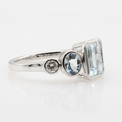 27121427a - Ring mit Aquamarinen und Brillanten, WG 585/000, 3 Aquamarine zus. ca. 2.10 ct, 2 Brill. ...