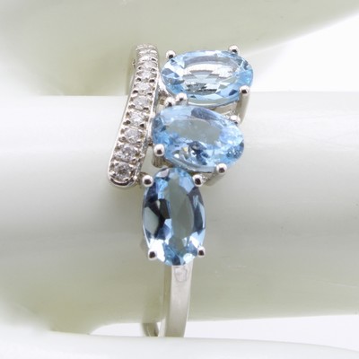 27121433a - Ring mit Aquamarinen und Brillanten, WG 585/000, 3 Aquamarine zus. ca. 1.14 ct, 10 ...