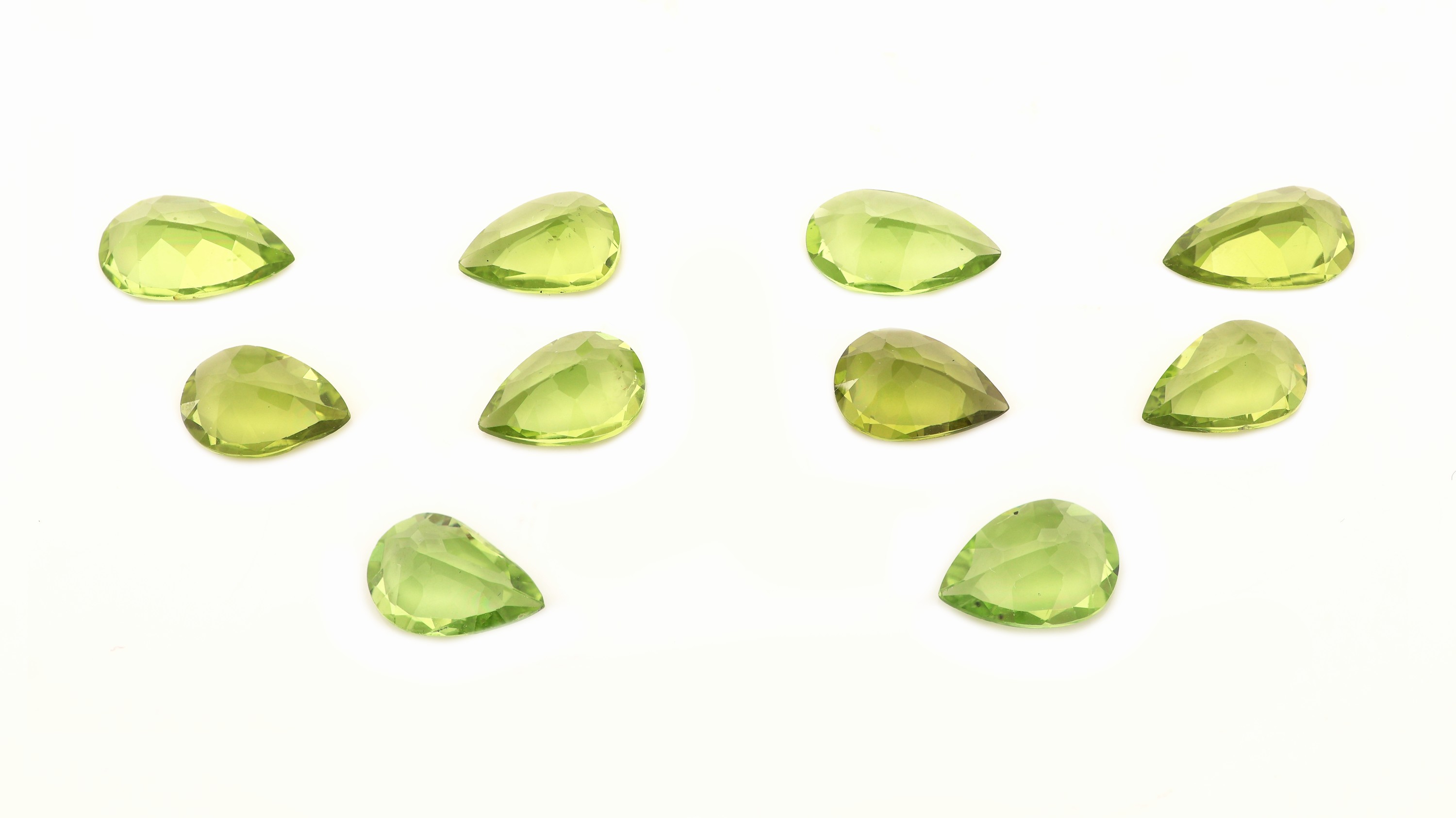 Detail a: Lot 10 lose Peridots, zus. ca. 18.07 ct, facett. Tropfen, in versch. Größen und Farbnuancen