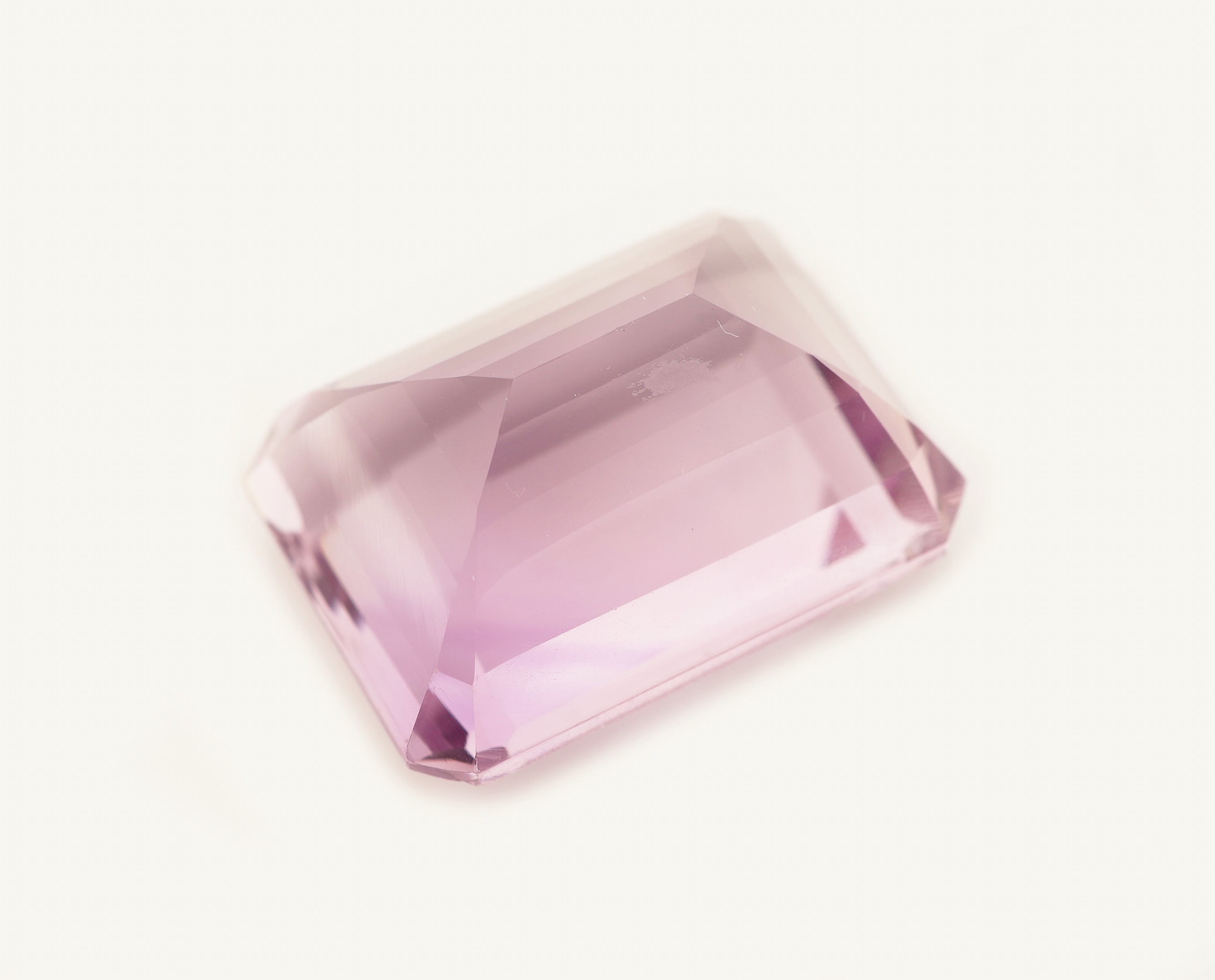 Detail a: Loser Amethyst, ca. 36.23 ct, l. besch., im Treppenschliff, ca. 22.8 x 17.2 x 12.1 mm