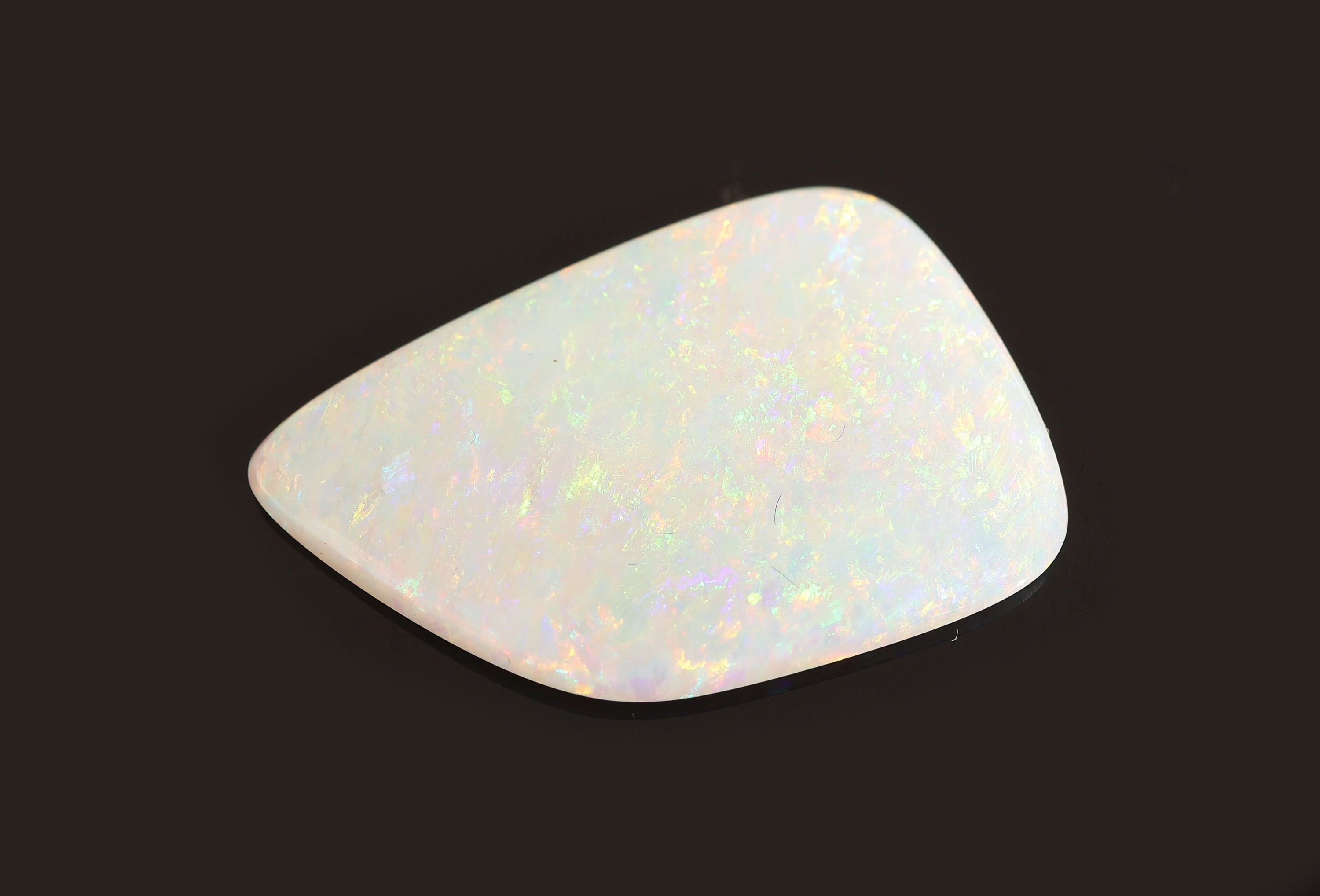 Detail b: Loser Opalcabochon 7.57 ct, mit schönem Farbspiel in Grün, Blau und Orange