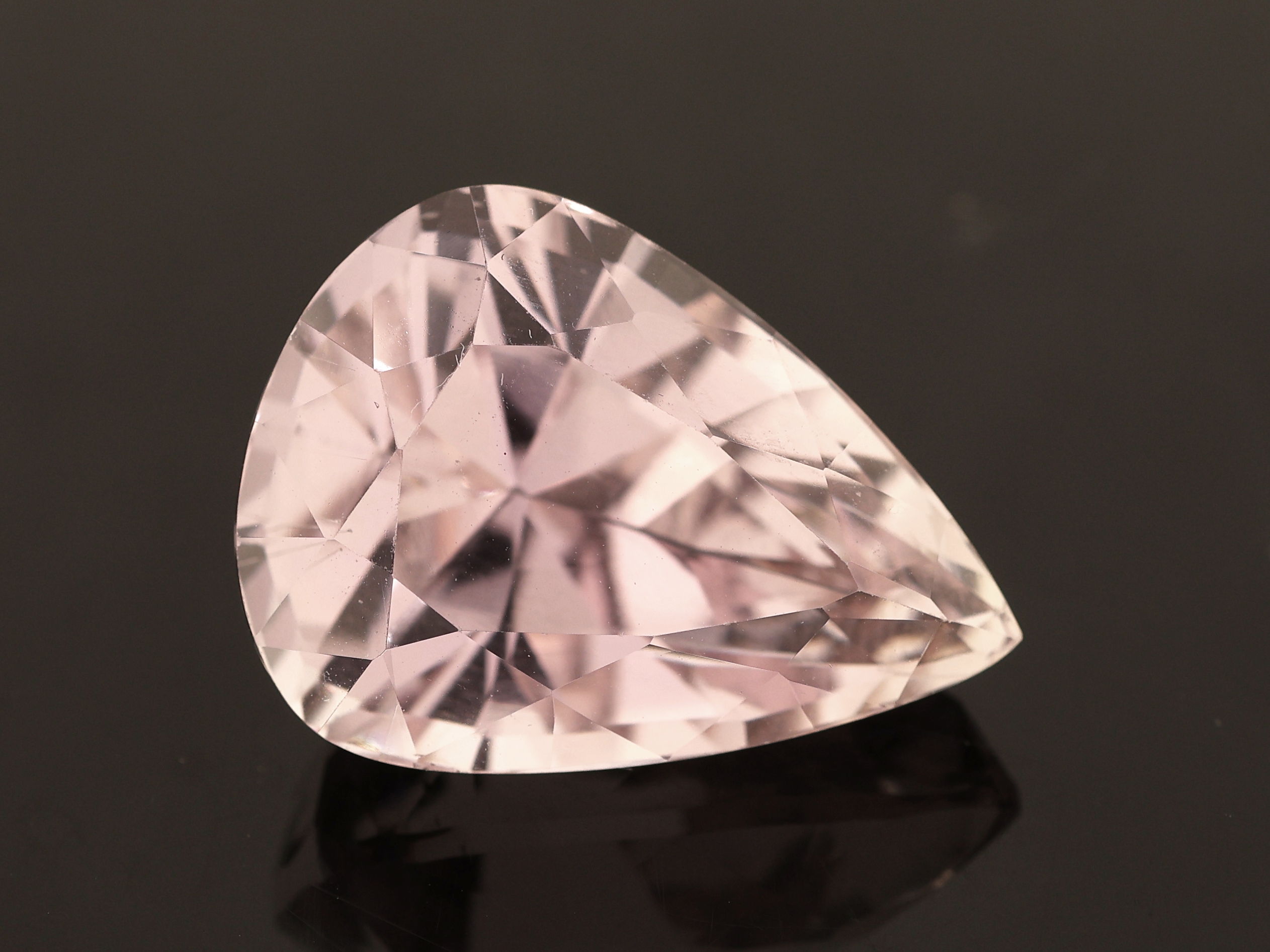 Detail a: Loser Kunzit, ca. 21.89 ct, facett. Tropfen, ca. 14.8 x 20.1 x 12.6 mm