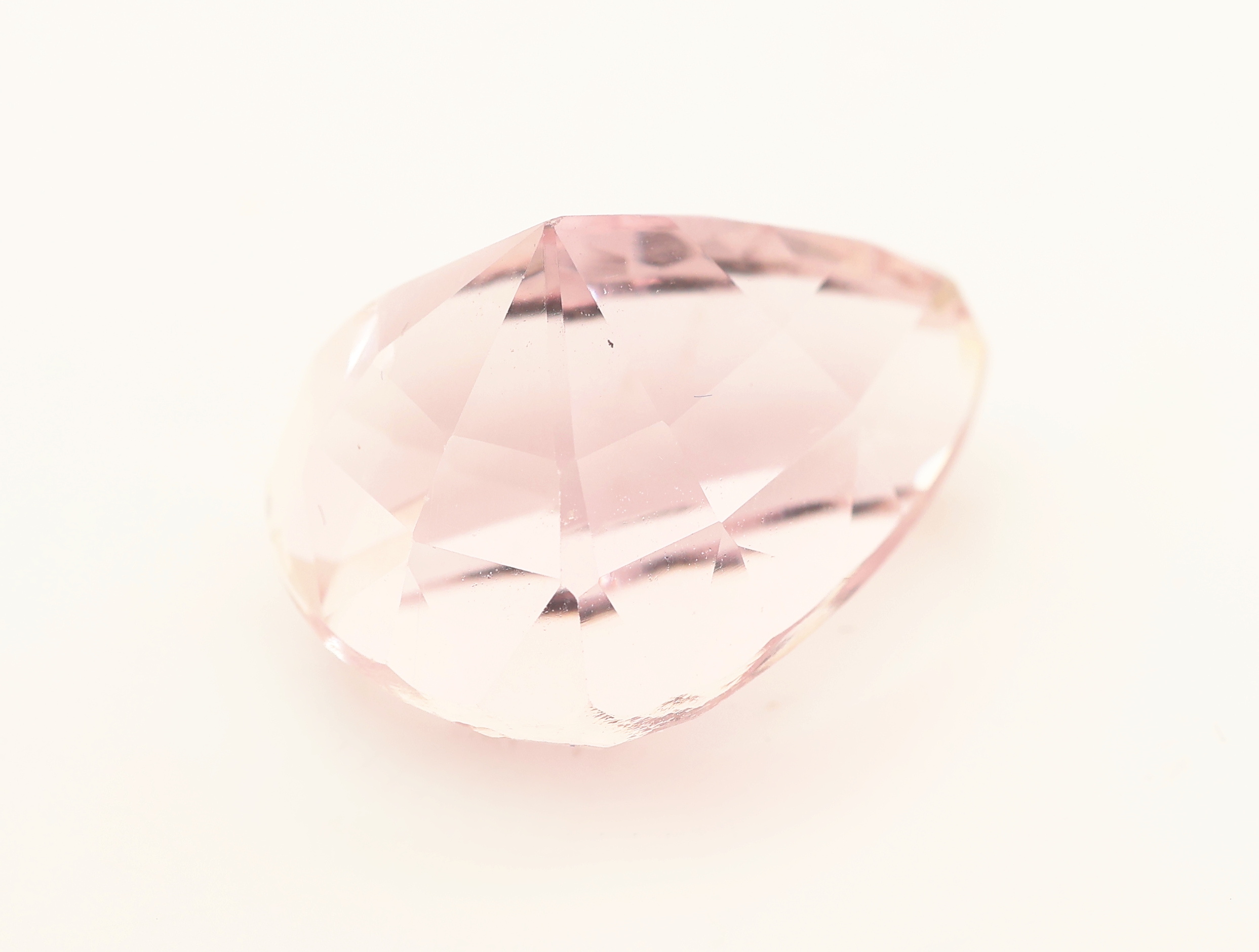 Detail b: Loser Kunzit, ca. 21.89 ct, facett. Tropfen, ca. 14.8 x 20.1 x 12.6 mm