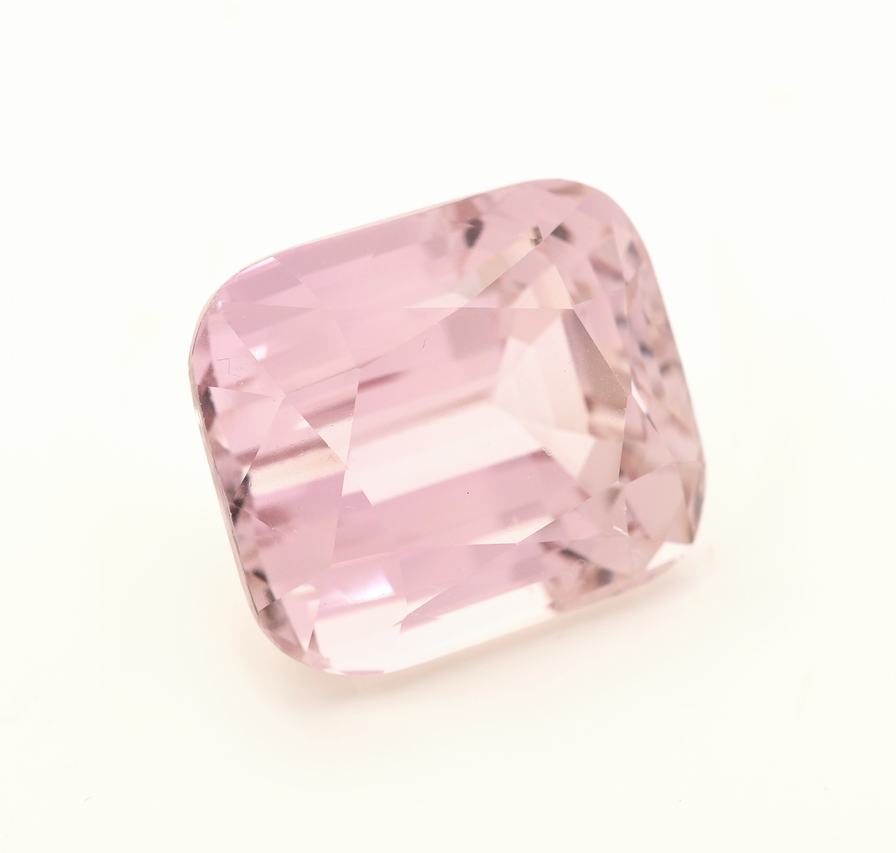 Detail a: Loser Kunzit, ca. 73.89 ct, im Kissen- schliff, ca. 23.9 x 20.9 x 17.6 mm