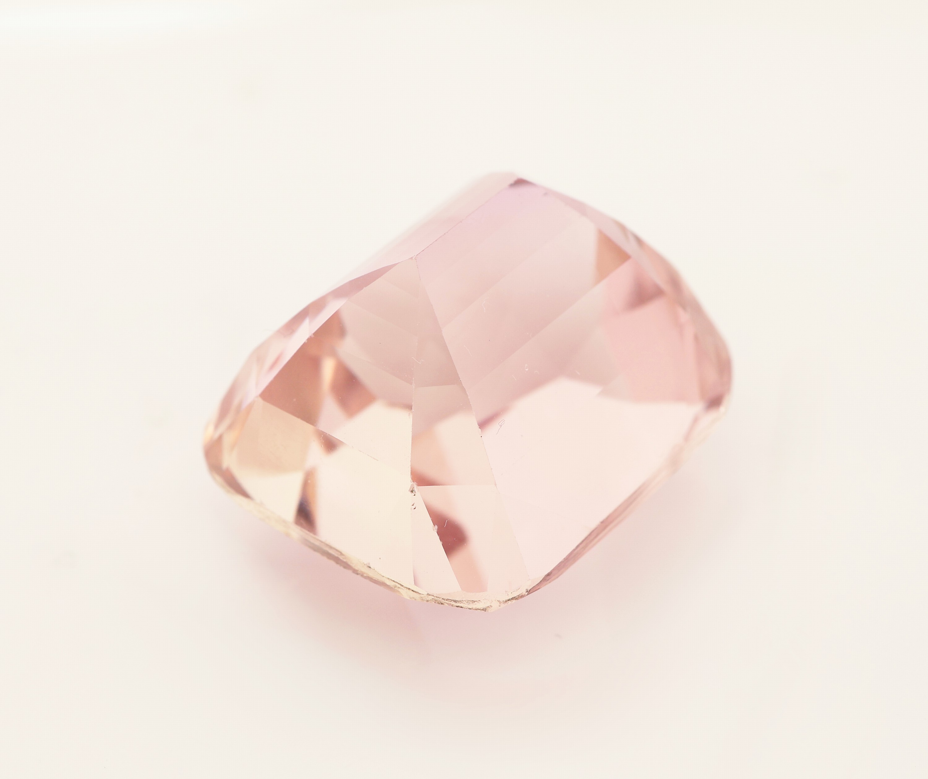 Detail b: Loser Kunzit, ca. 73.89 ct, im Kissen- schliff, ca. 23.9 x 20.9 x 17.6 mm