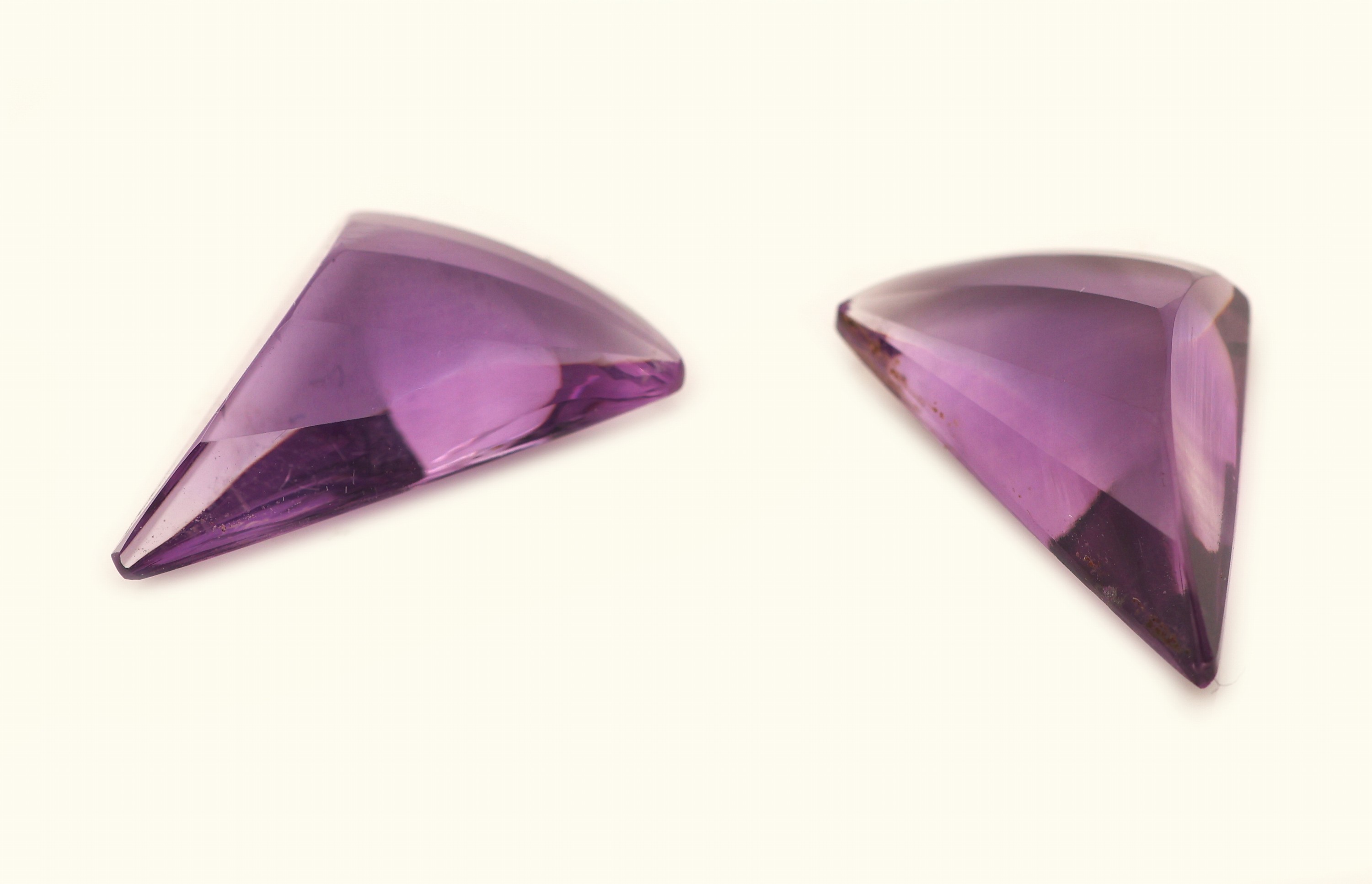 Detail a: Lot 2 lose Amethyste im Buff-Top-Schliff, zus. 9.12 ct