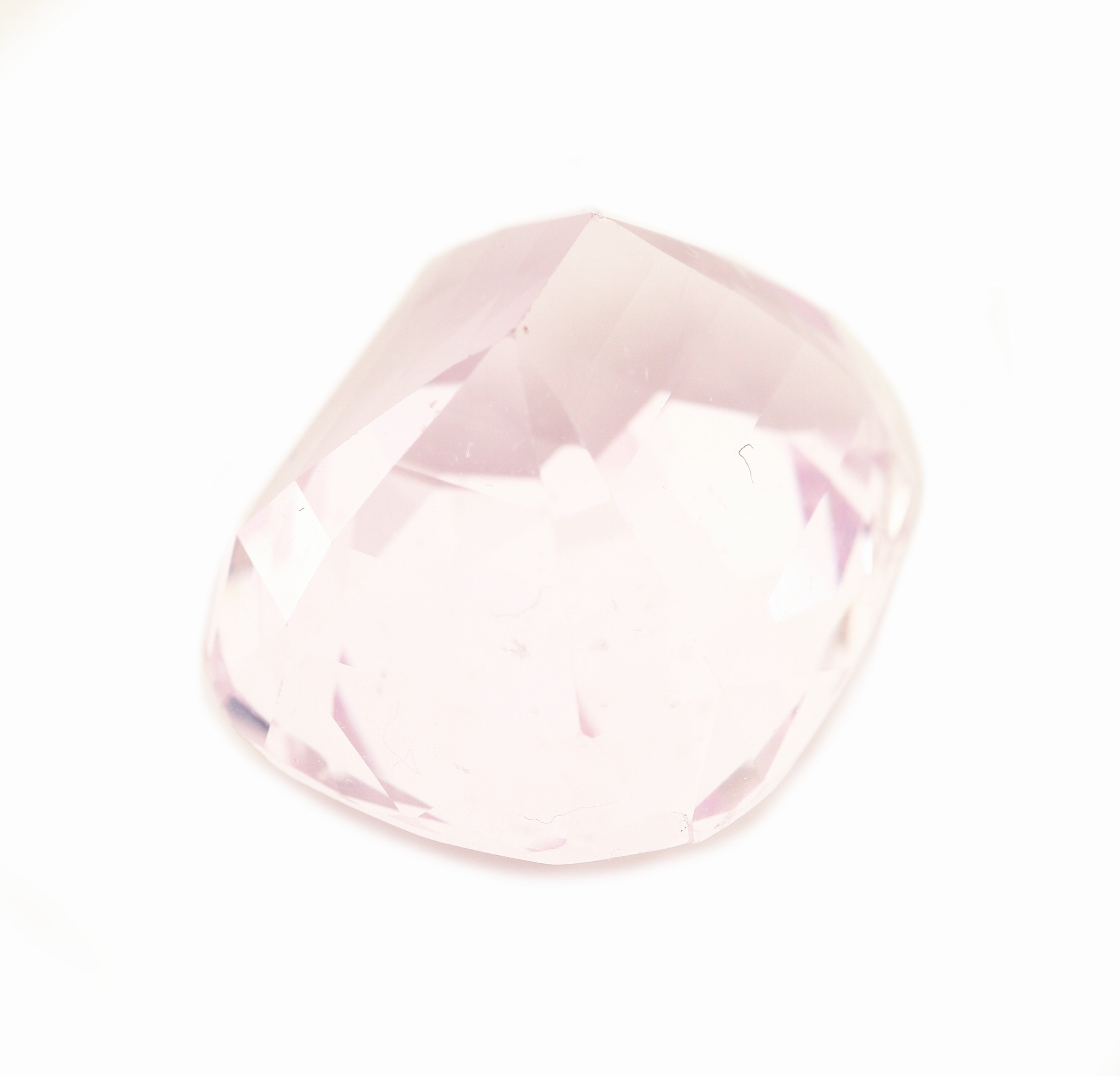 Detail a: Loser Kunzit, ca. 22.15 ct, im Kissen- schliff, ca. 17.2 x 15.1 x 11.7 mm