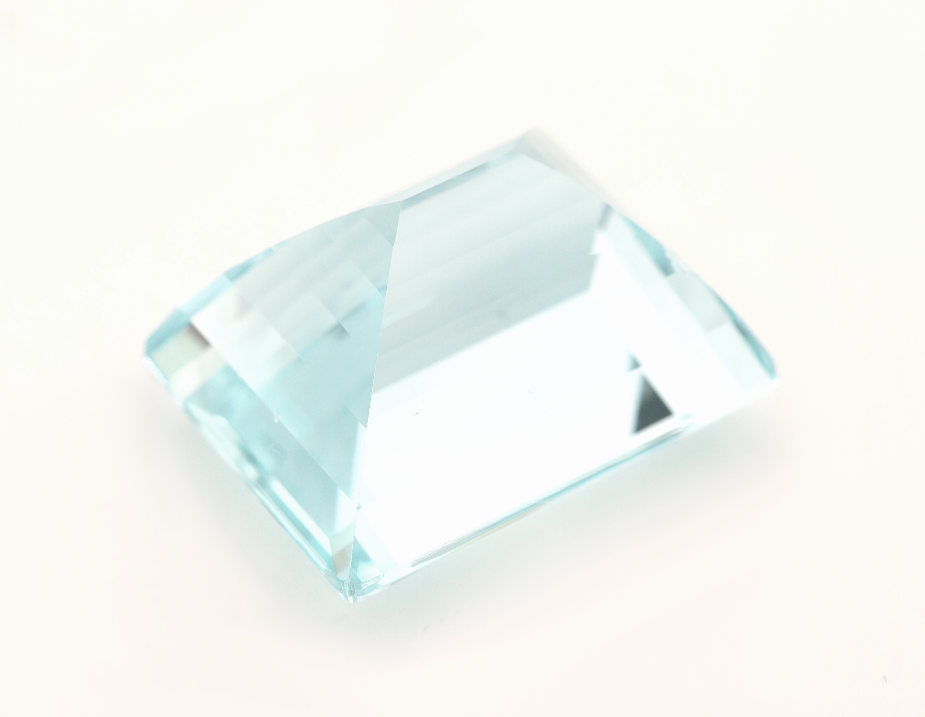 Detail a: Loser facett. Aquamarin 27.54 ct, facett. Rechteck im Treppenschliff