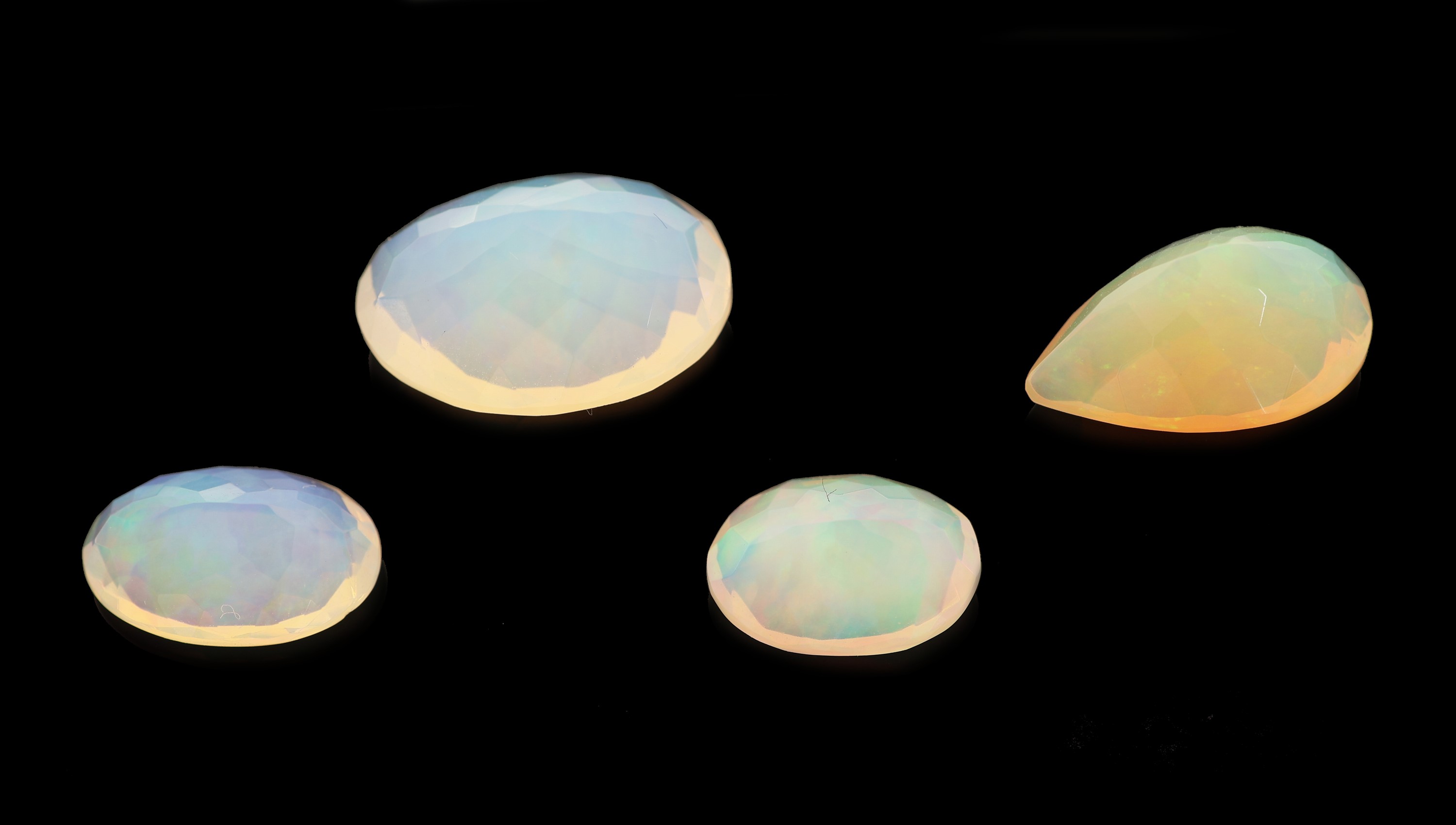 Detail a: Lot 4 lose Opale, zus. ca. 17.69 ct, 1x facett. Tropfen, 3x ovalfacett., versch. Größen