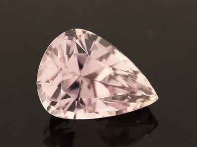 27121515a - Loser Kunzit, ca. 21.89 ct, facett. Tropfen, ca. 14.8 x 20.1 x 12.6 mm Schätzpreis: ...