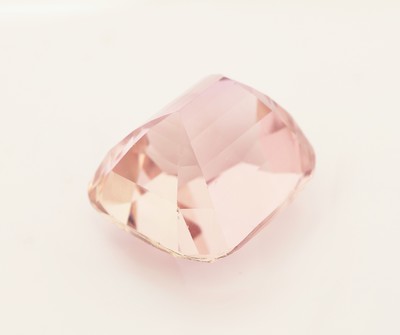 27121516b - Loose kunzite, approx. 73.89 ct , in cushioncut, approx. 23.9 x 20.9 x 17.6 mm Valuation ...