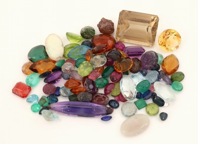 Image Treasure trove loose coloured gemstones , approx. 147.50 ct, (weighed), different ...