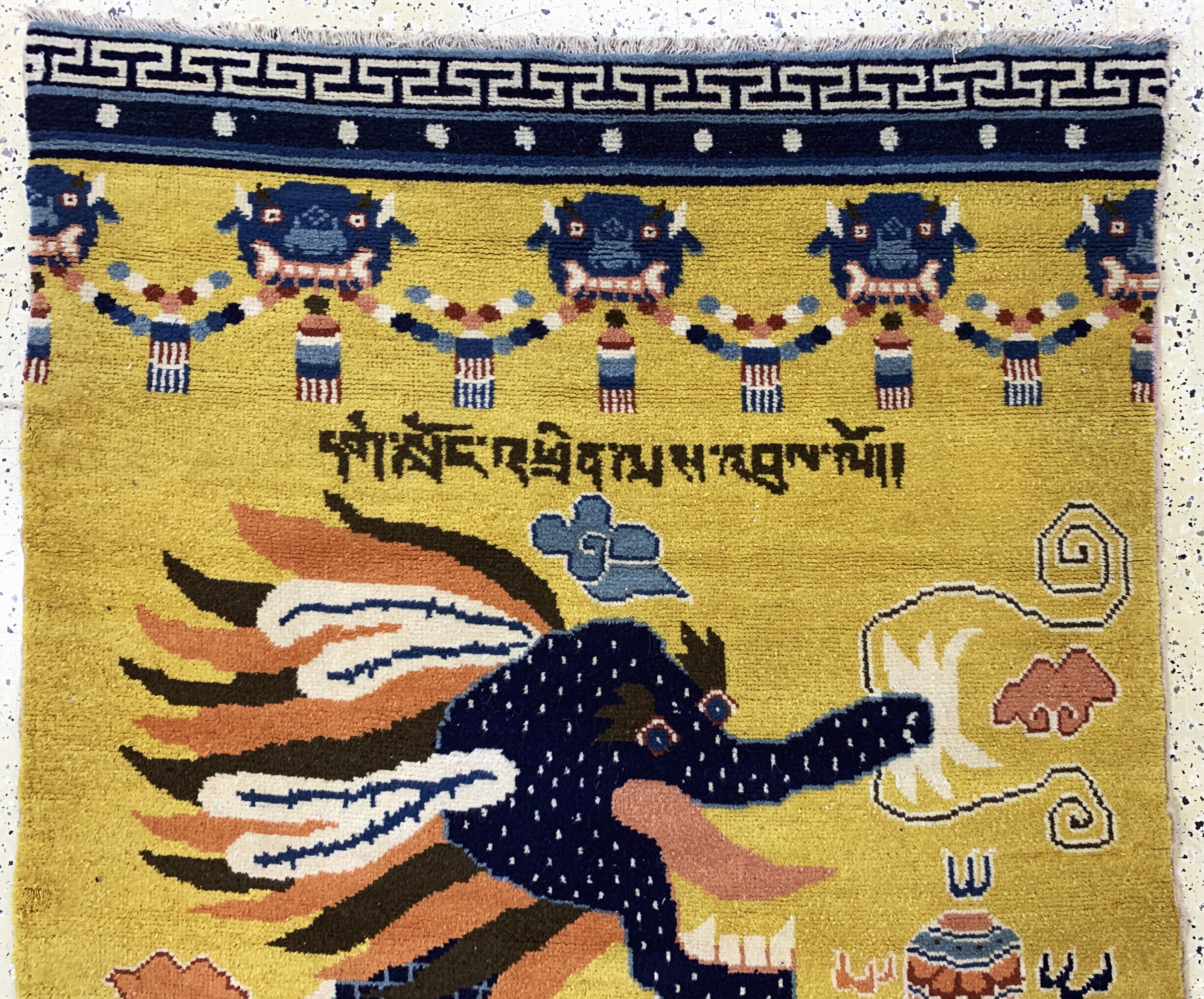 Detail a: "Säulen-Drachen Teppich", Ning-Hsia, Westchina, um 1900, Wolle auf Baumwolle, ca. 385 x 130 cm, tibetische Inschrift(ich überbringe die ...