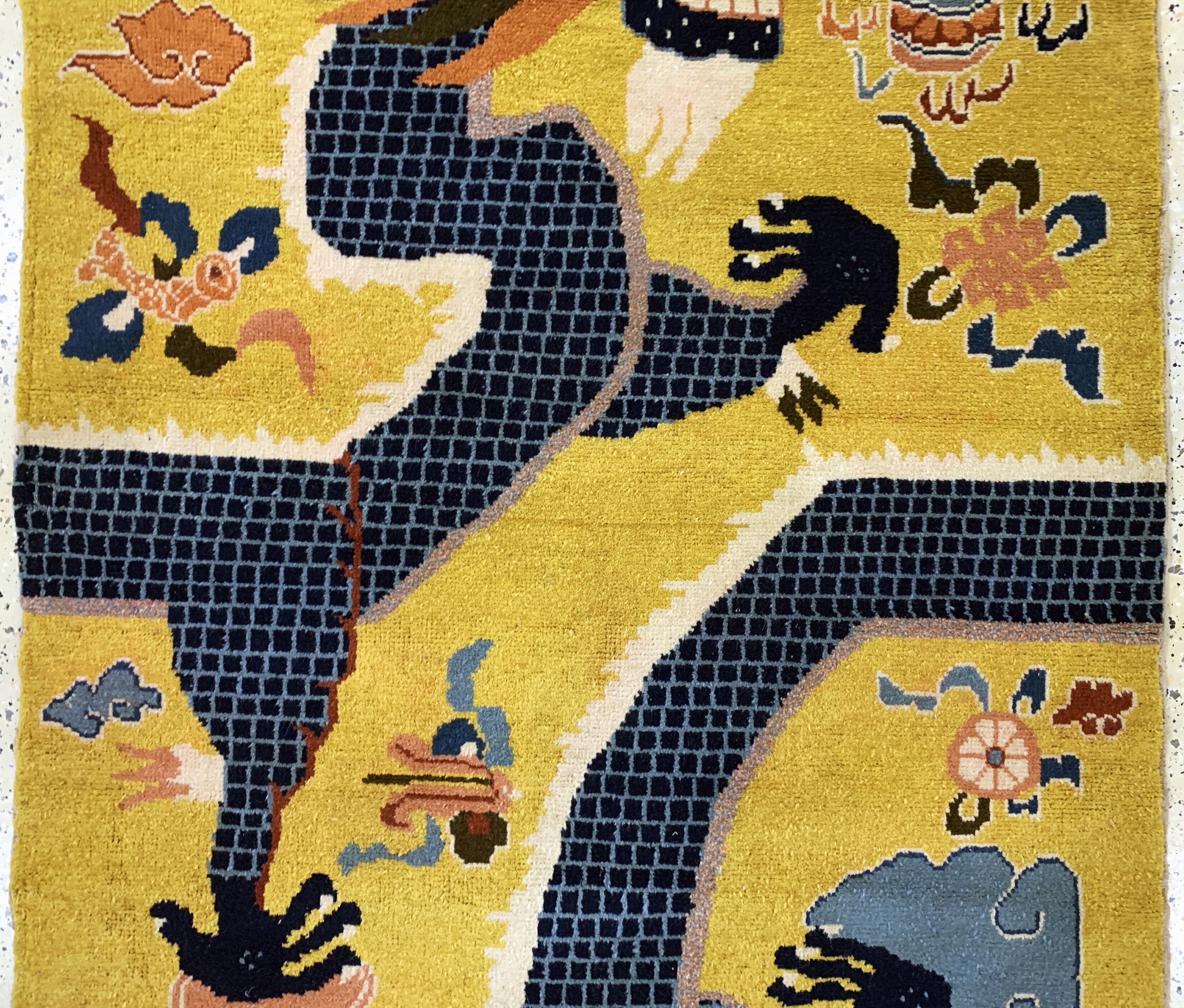 Detail b: "Säulen-Drachen Teppich", Ning-Hsia, Westchina, um 1900, Wolle auf Baumwolle, ca. 385 x 130 cm, tibetische Inschrift(ich überbringe die ...