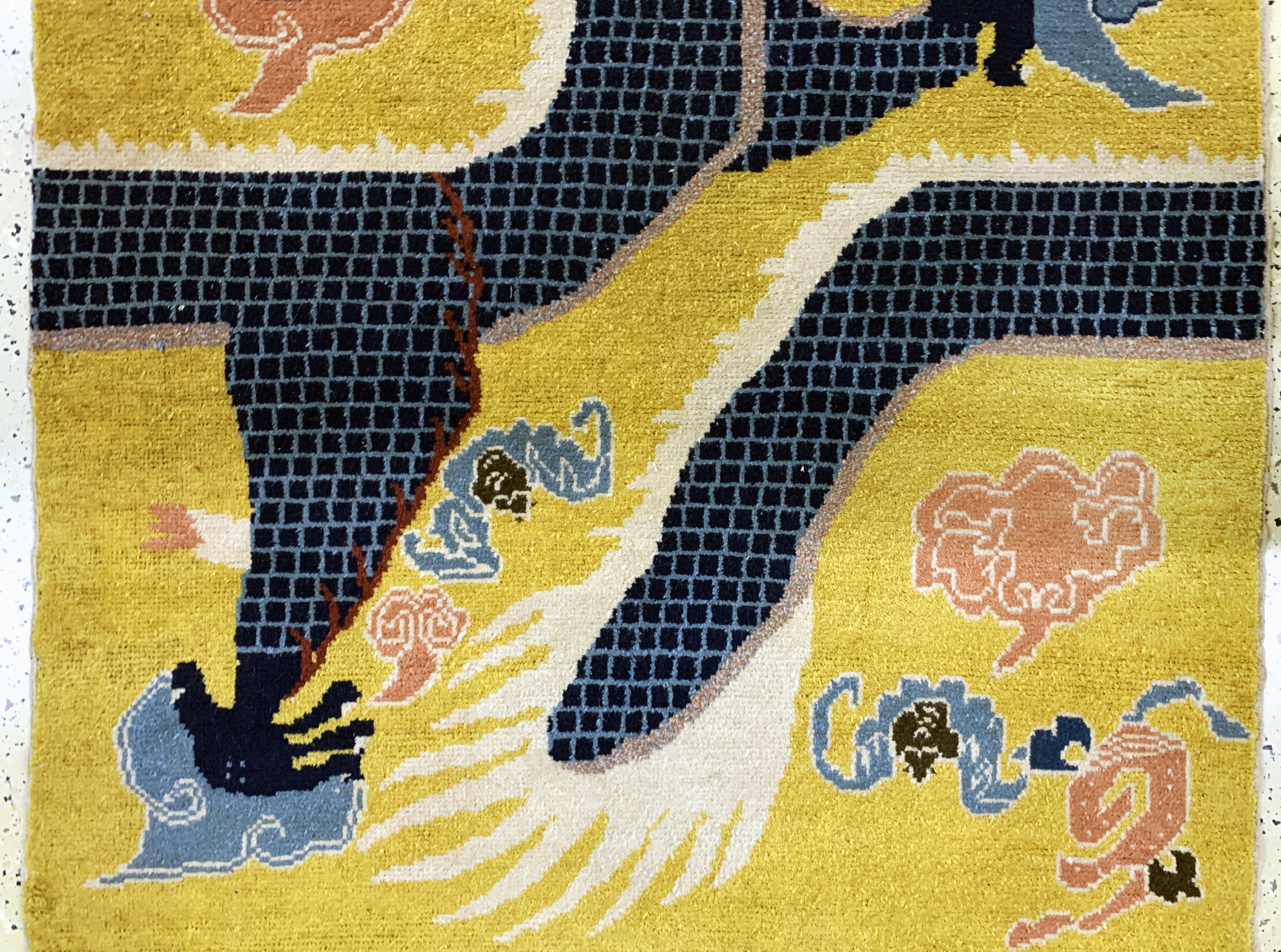 Detail c: "Säulen-Drachen Teppich", Ning-Hsia, Westchina, um 1900, Wolle auf Baumwolle, ca. 385 x 130 cm, tibetische Inschrift(ich überbringe die ...