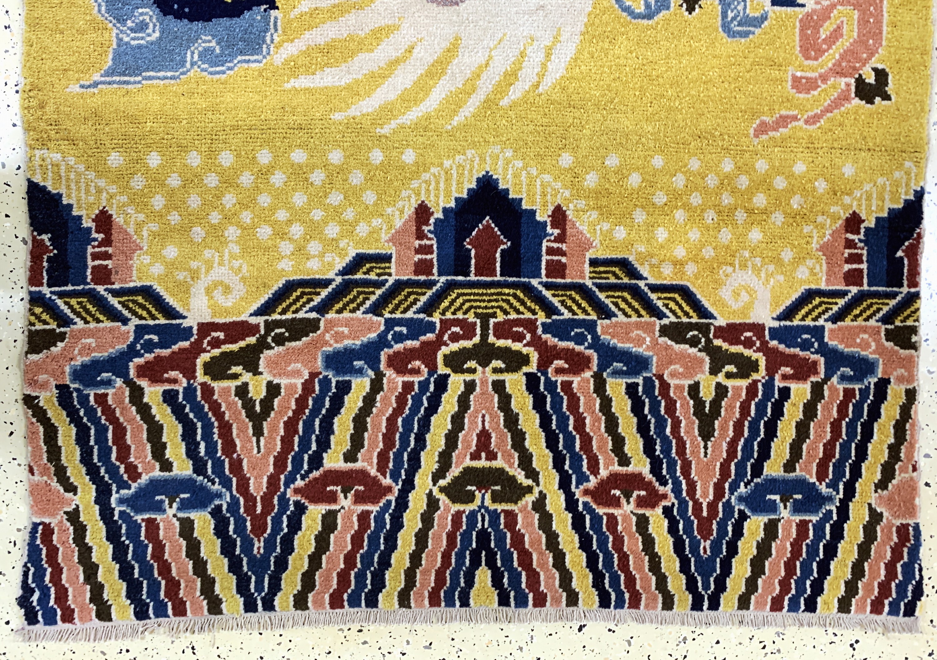 Detail d: "Säulen-Drachen Teppich", Ning-Hsia, Westchina, um 1900, Wolle auf Baumwolle, ca. 385 x 130 cm, tibetische Inschrift(ich überbringe die ...