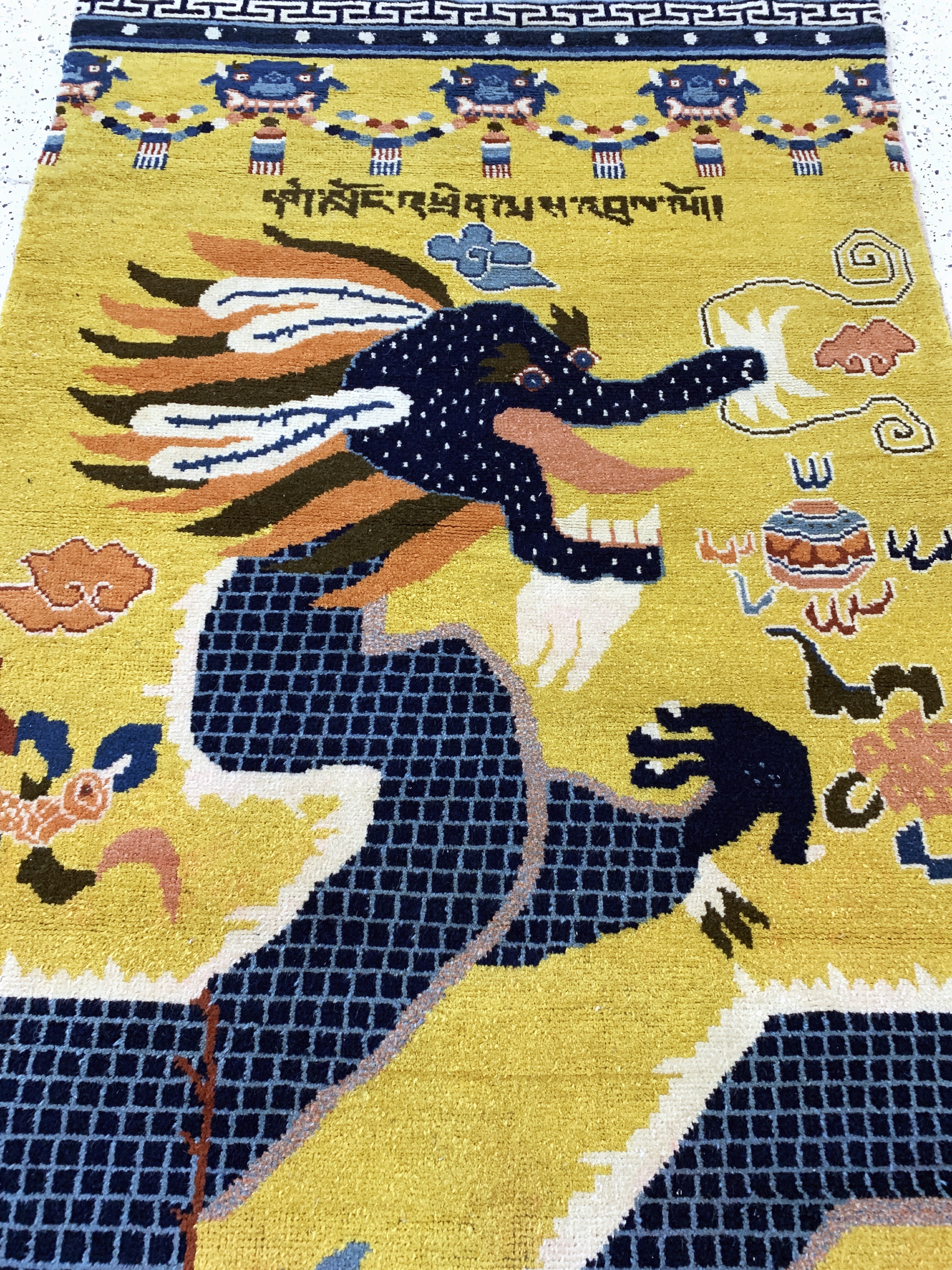 Detail e: "Säulen-Drachen Teppich", Ning-Hsia, Westchina, um 1900, Wolle auf Baumwolle, ca. 385 x 130 cm, tibetische Inschrift(ich überbringe die ...