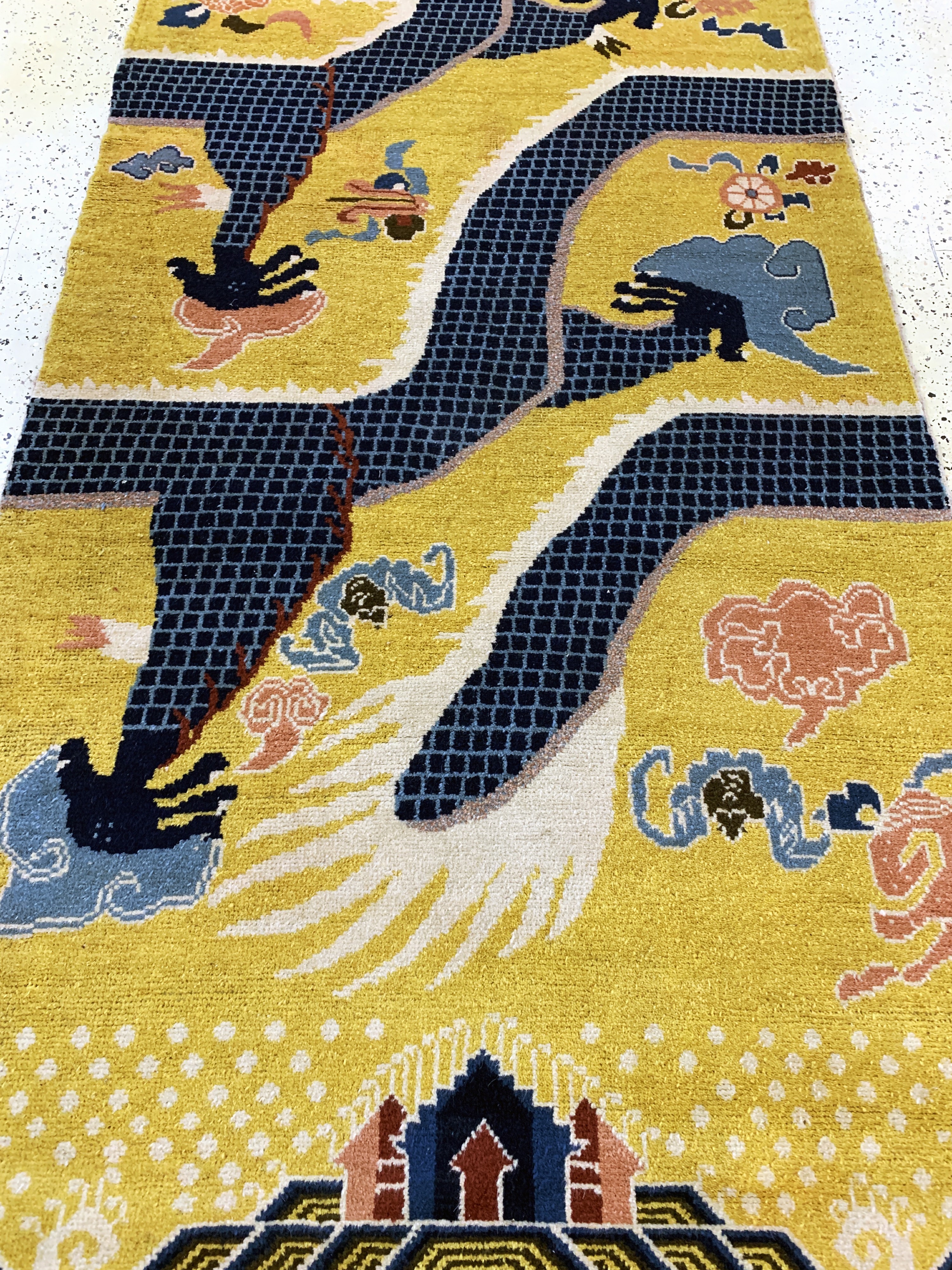 Detail f: "Säulen-Drachen Teppich", Ning-Hsia, Westchina, um 1900, Wolle auf Baumwolle, ca. 385 x 130 cm, tibetische Inschrift(ich überbringe die ...