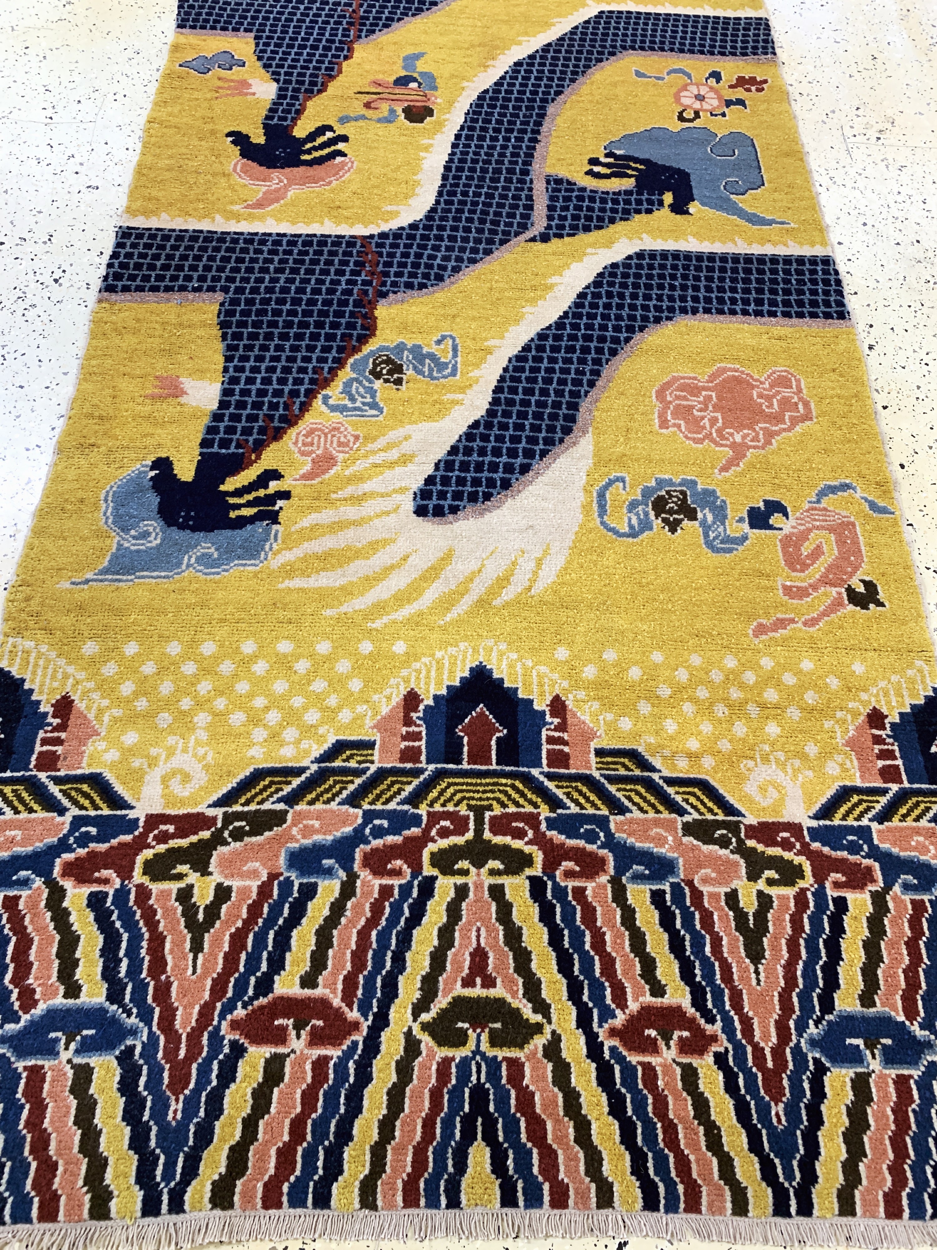Detail g: "Säulen-Drachen Teppich", Ning-Hsia, Westchina, um 1900, Wolle auf Baumwolle, ca. 385 x 130 cm, tibetische Inschrift(ich überbringe die ...