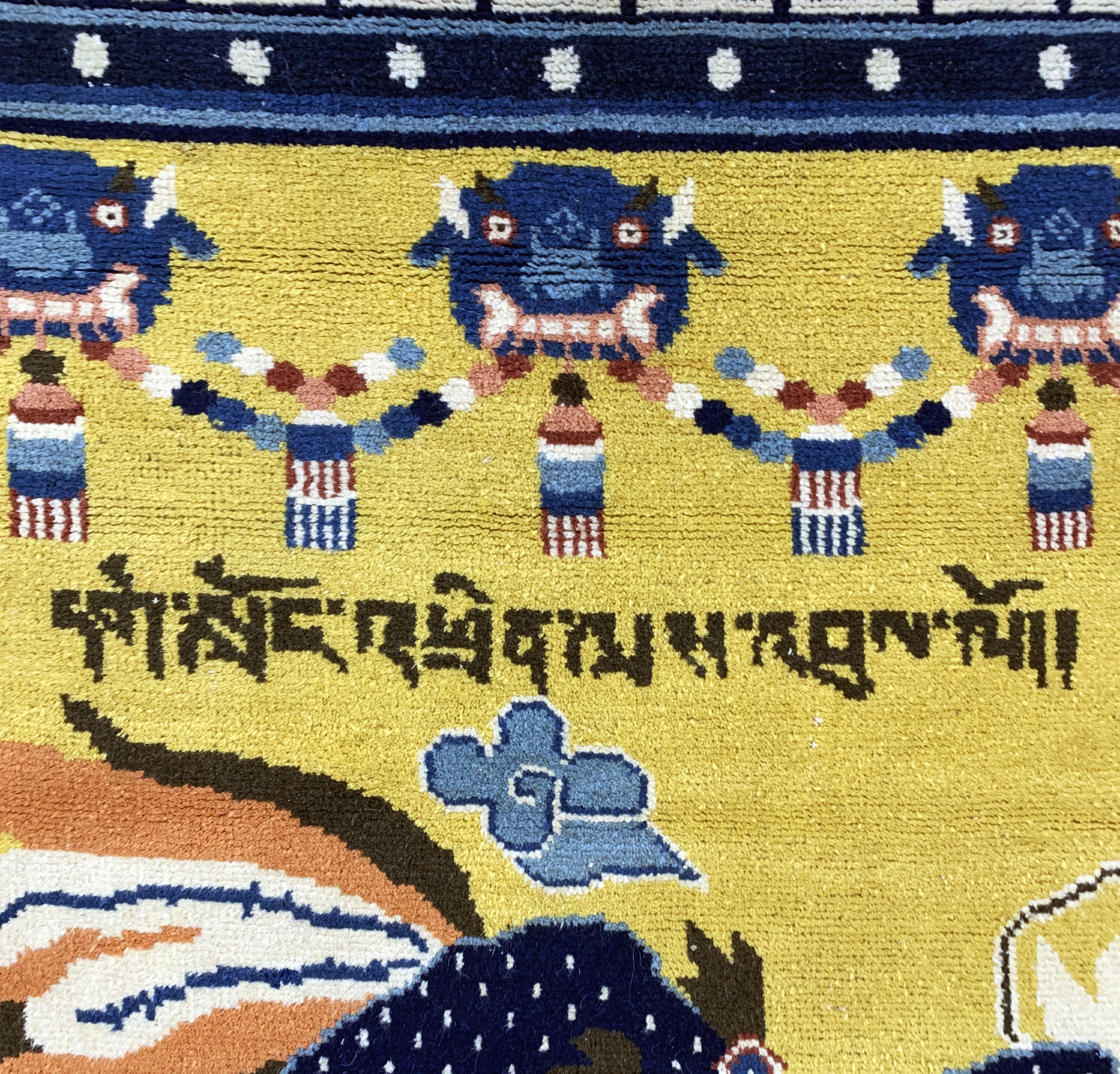 Detail h: "Säulen-Drachen Teppich", Ning-Hsia, Westchina, um 1900, Wolle auf Baumwolle, ca. 385 x 130 cm, tibetische Inschrift(ich überbringe die ...