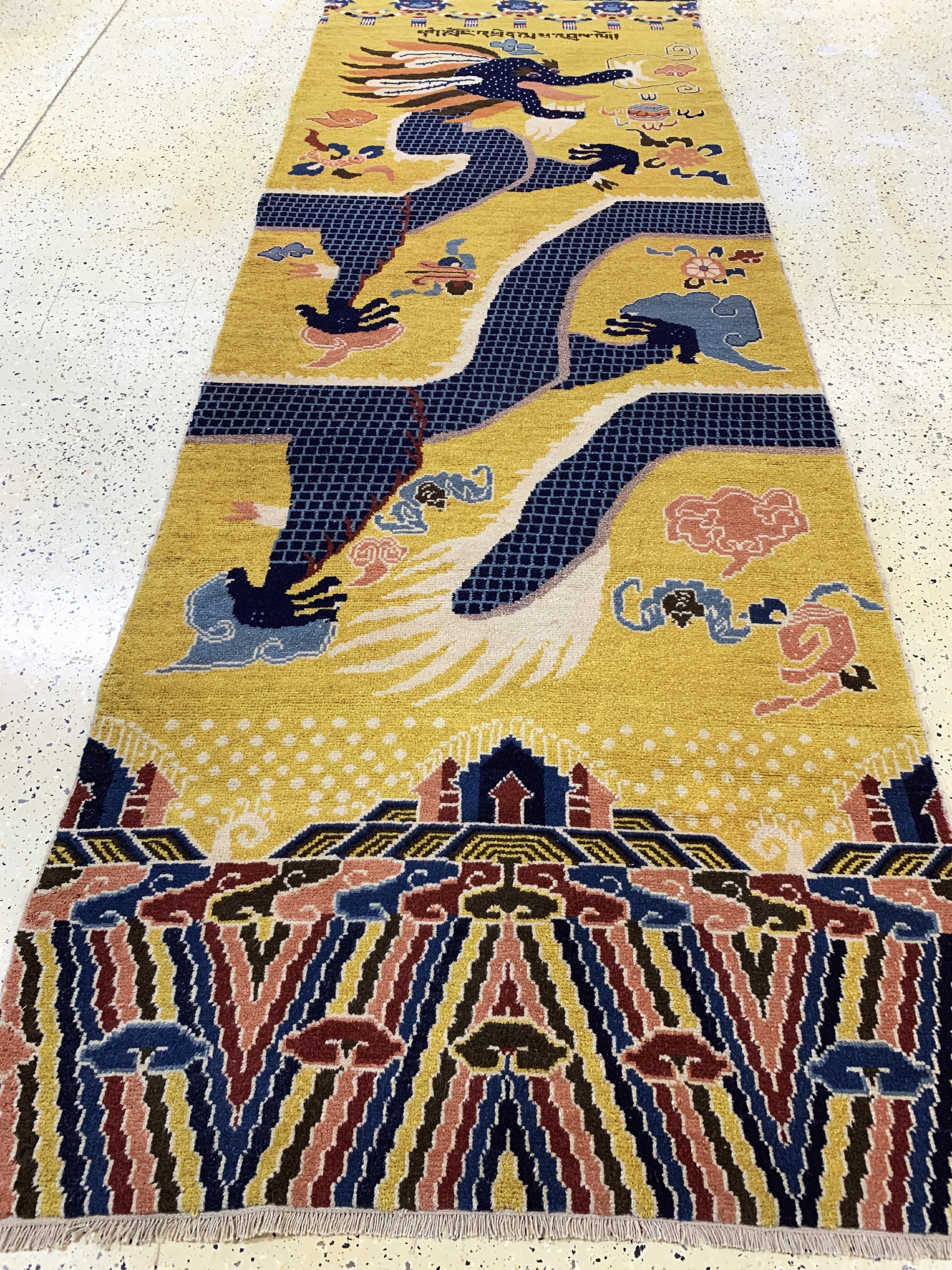 Detail i: "Säulen-Drachen Teppich", Ning-Hsia, Westchina, um 1900, Wolle auf Baumwolle, ca. 385 x 130 cm, tibetische Inschrift(ich überbringe die ...