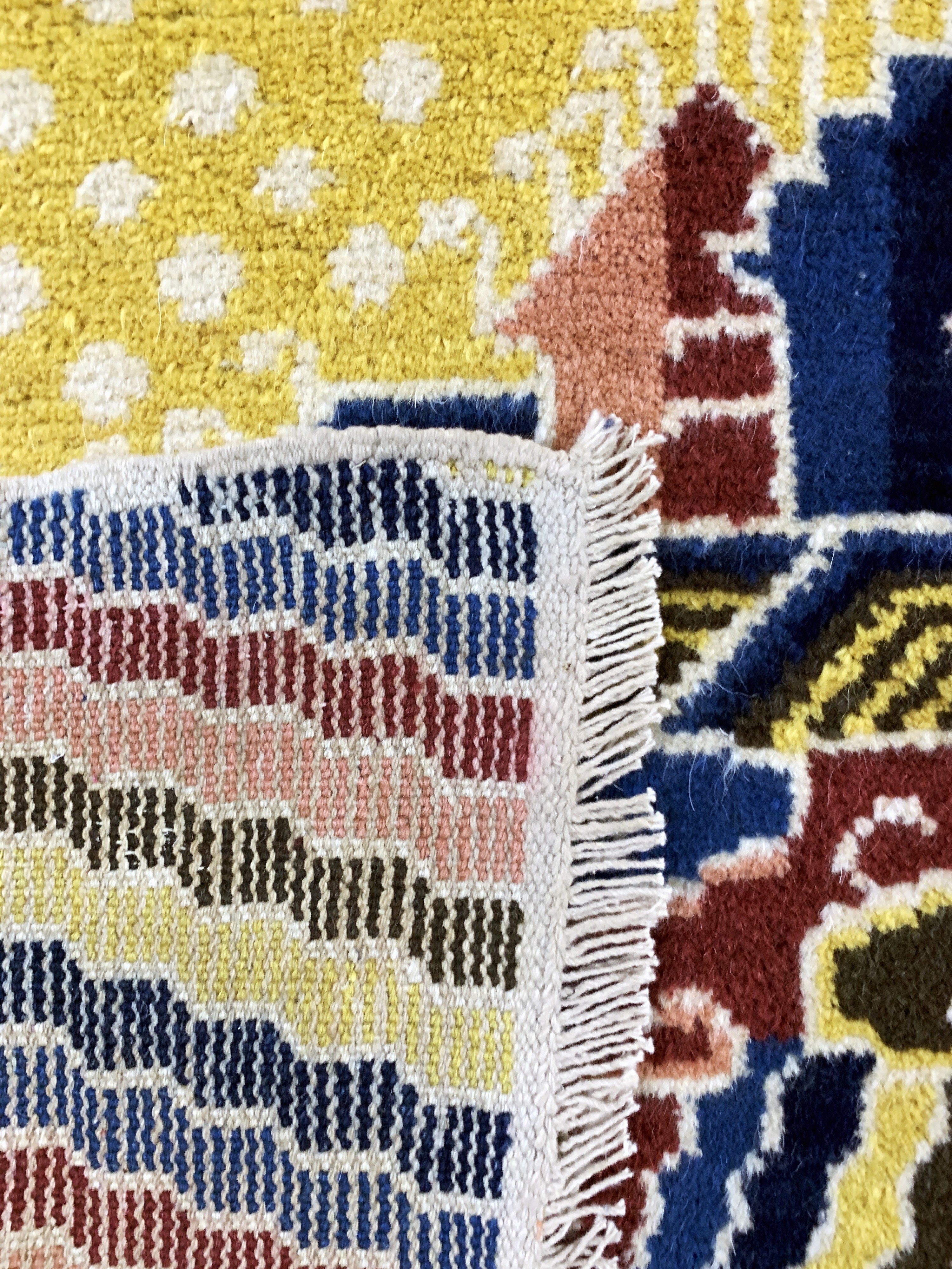 Detail j: "Säulen-Drachen Teppich", Ning-Hsia, Westchina, um 1900, Wolle auf Baumwolle, ca. 385 x 130 cm, tibetische Inschrift(ich überbringe die ...
