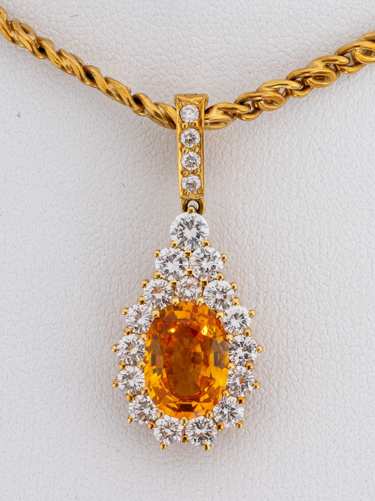 Detail a: 18 kt Gold Saphir-Brillant-Clipanhänger, GG750/000, mittig ovalfacett. orangefarb. Saphirca. 3.0 ct, 20 Brillanten zus. ca. 1.45 ct feines ...