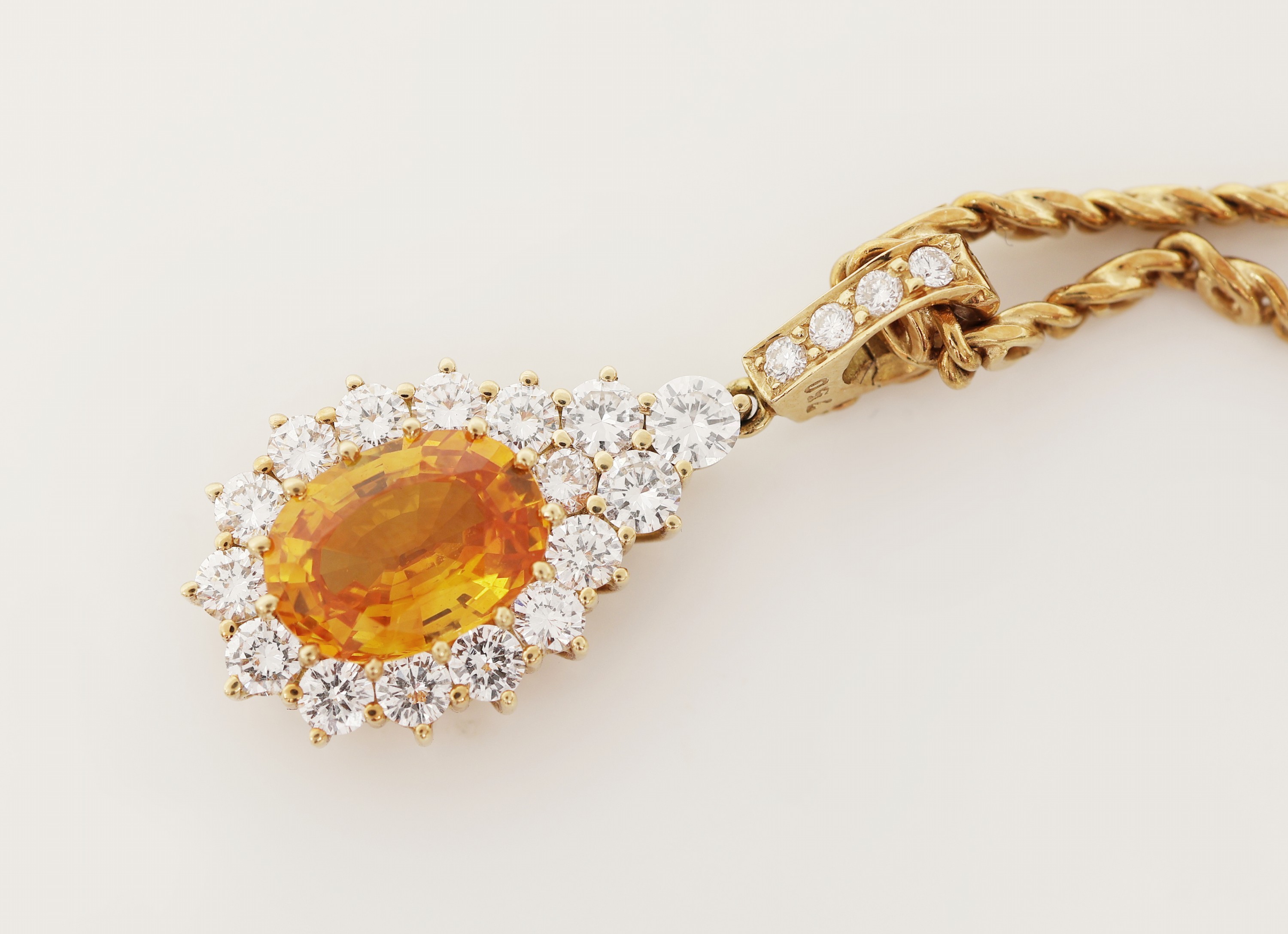 Detail c: 18 kt Gold Saphir-Brillant-Clipanhänger, GG750/000, mittig ovalfacett. orangefarb. Saphirca. 3.0 ct, 20 Brillanten zus. ca. 1.45 ct feines ...